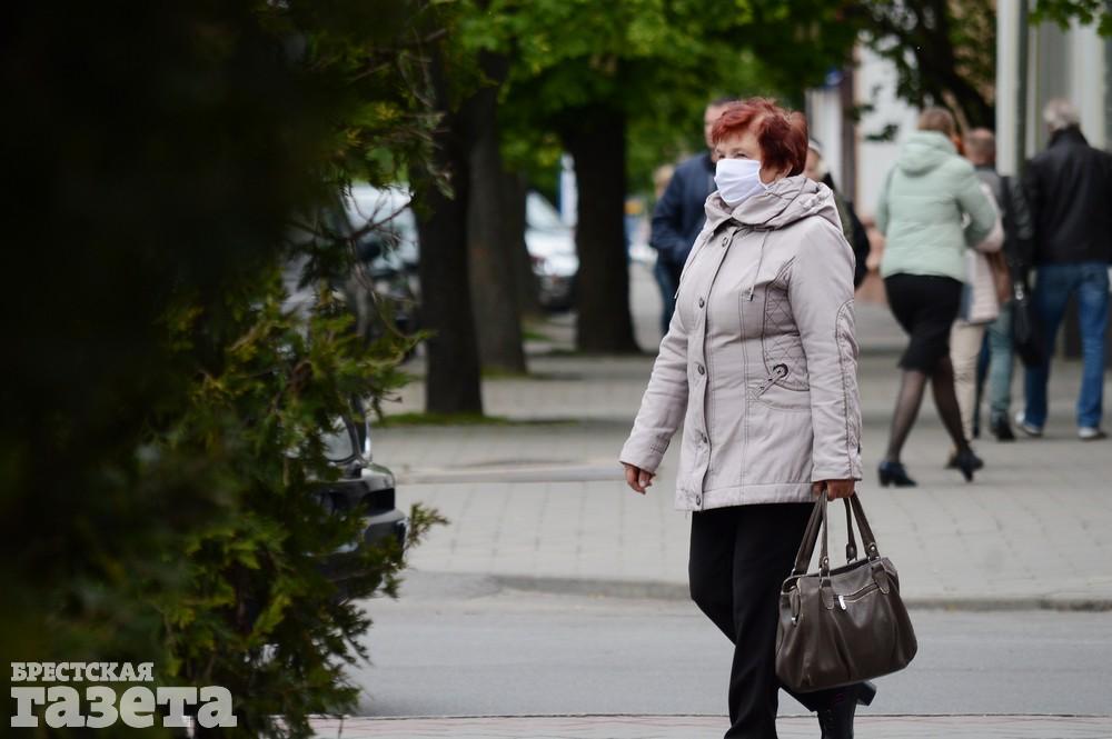 Жители Бреста ходят в масках во время пандемии коронавируса COVID-19. 13 мая 2020 года. Фото: