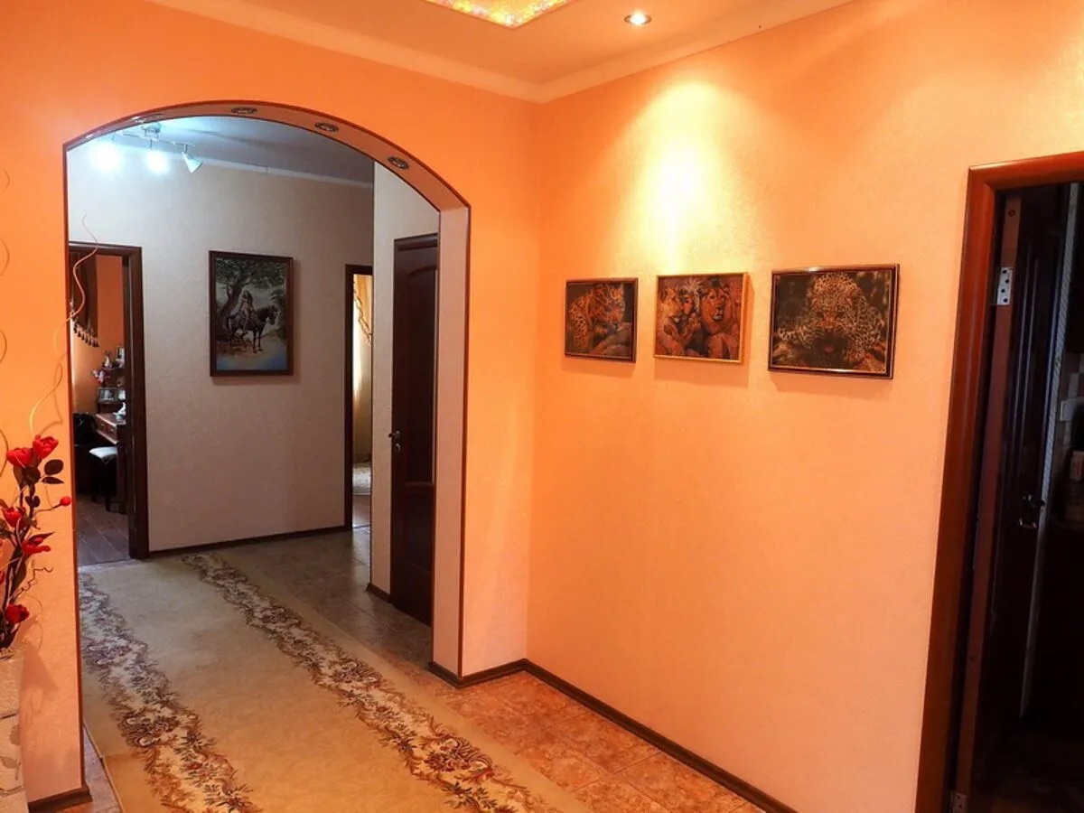 Прихожая с картинами представителей семейства кошачьих.