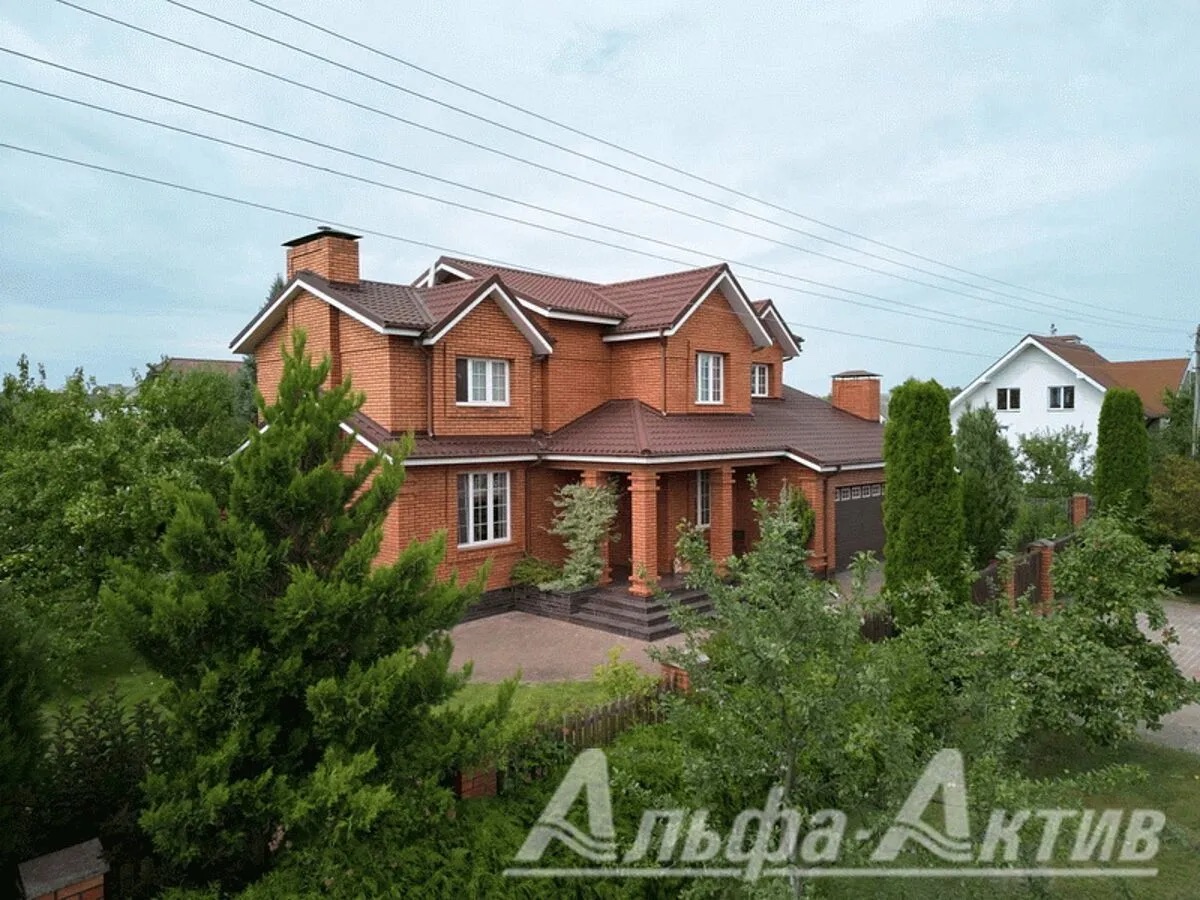 На участке высажены хвойные и фруктовые деревья.