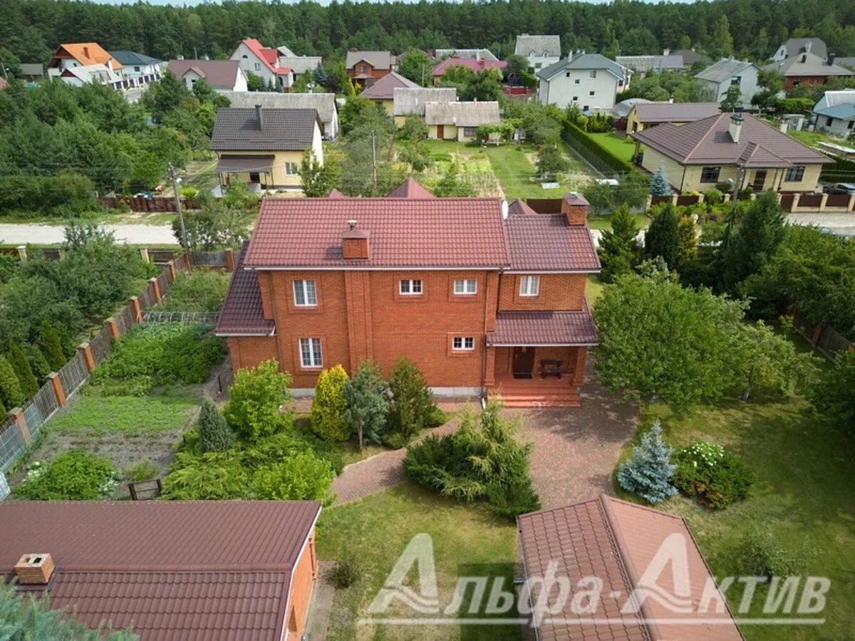 Вид дома и его территории с заднего двора.