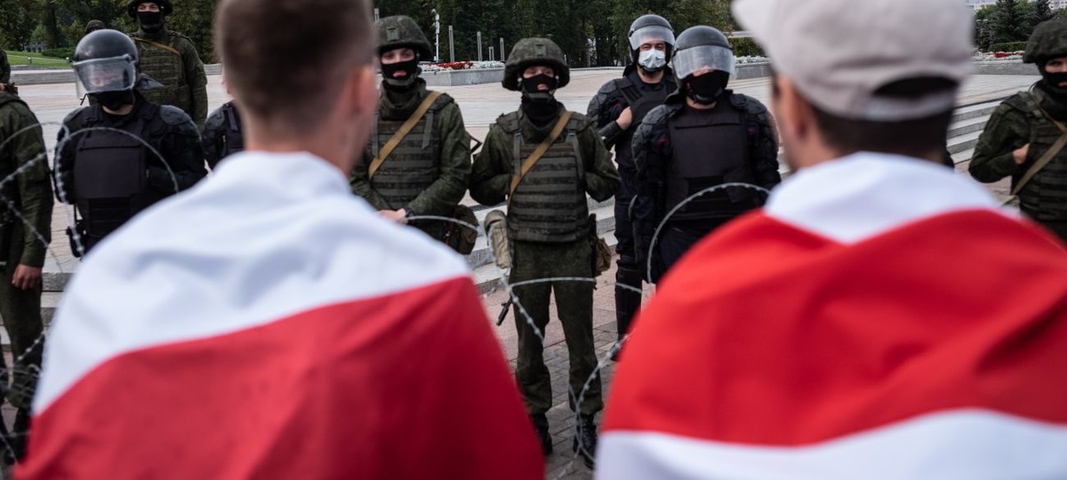 ОМОН и протестующие