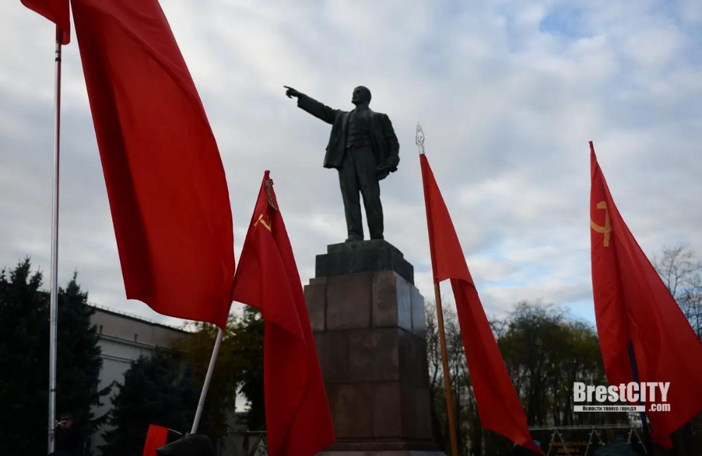 Возложение цветов возле памятника Ленину