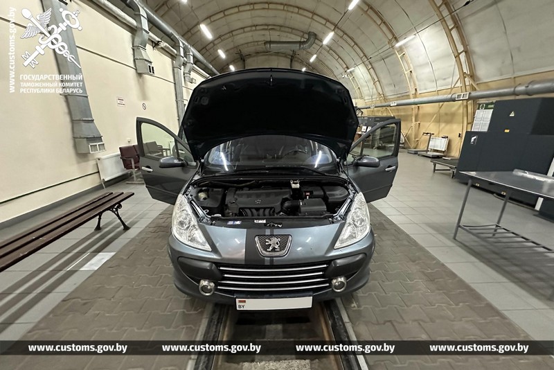 Автомобиль, который ввезли в Беларусь фигуранты уголовного дела. Фото: ГТК