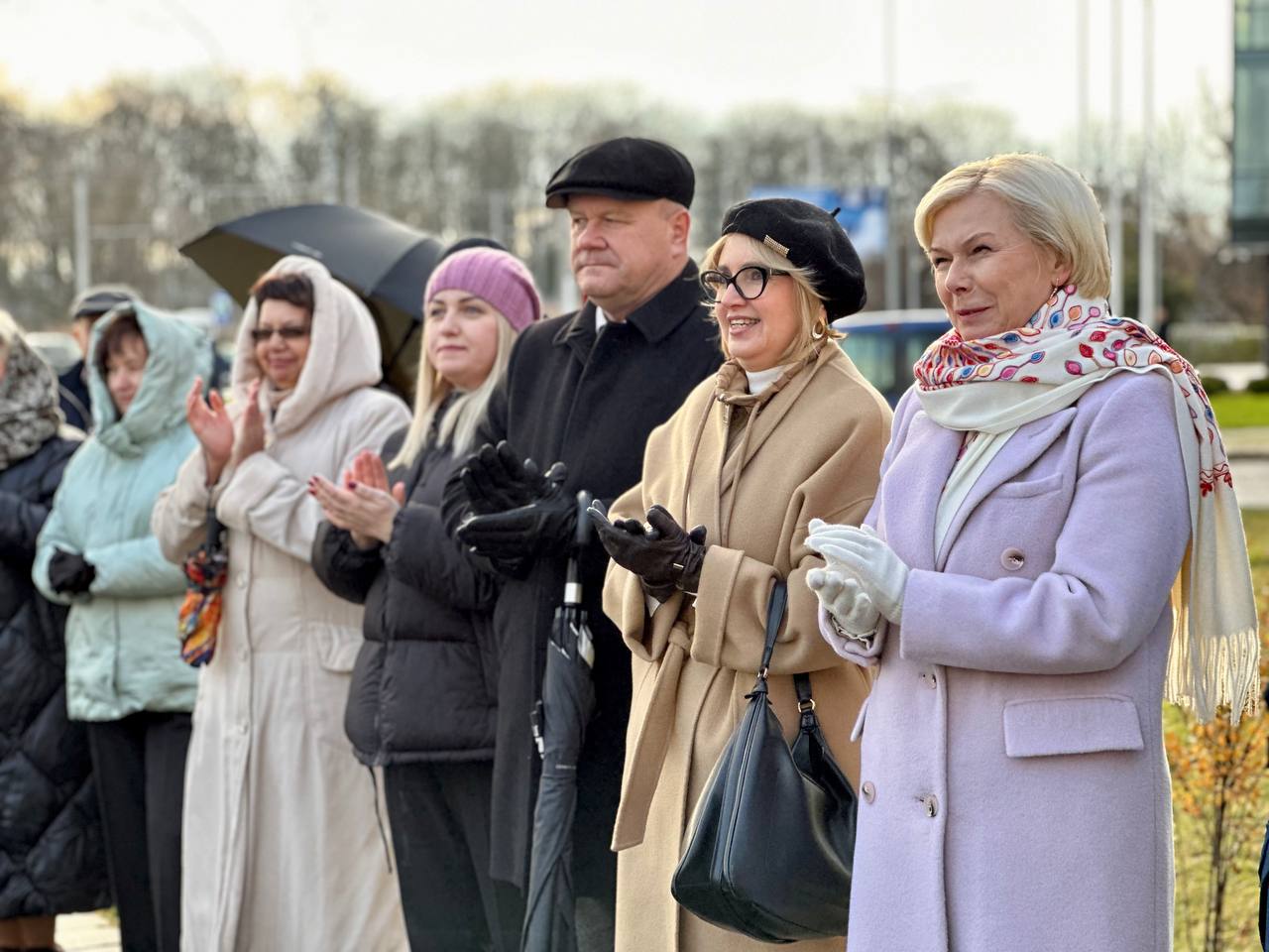 Брестские чиновники и гости на открытии новой уличной спортивной площадки в сквере у БелГазПромбанка (в районе ЦМТ). Фото: «Любимый Брест».