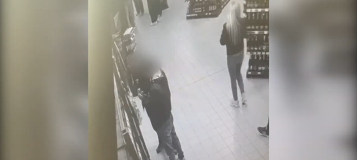 Брестчане воруют из магазина дорогой алкоголь. Скриншот видео УВД Брестского облисполкома