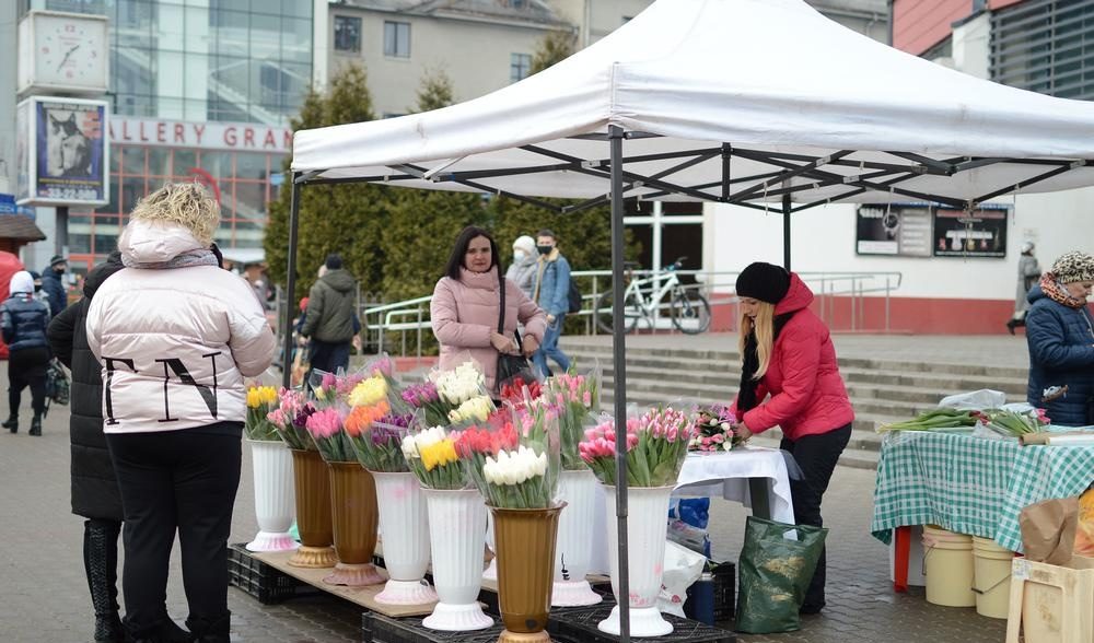 Точка продажи тюльпанов около Брестского центрального рынка.