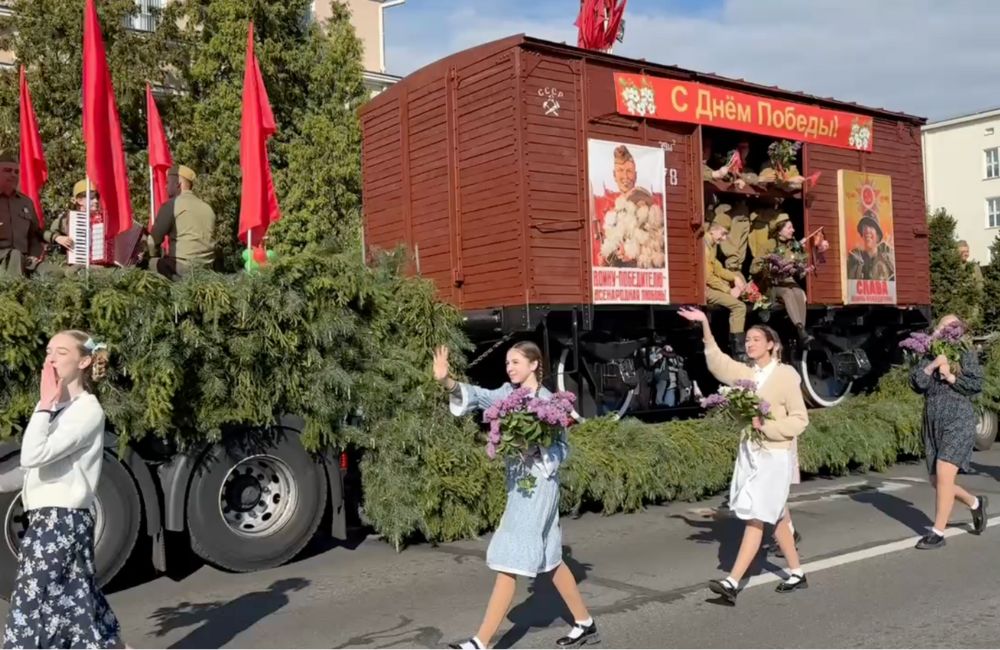 Скриншот с видео парада на площади Ленина в Бресте в честь Дня Победы.
