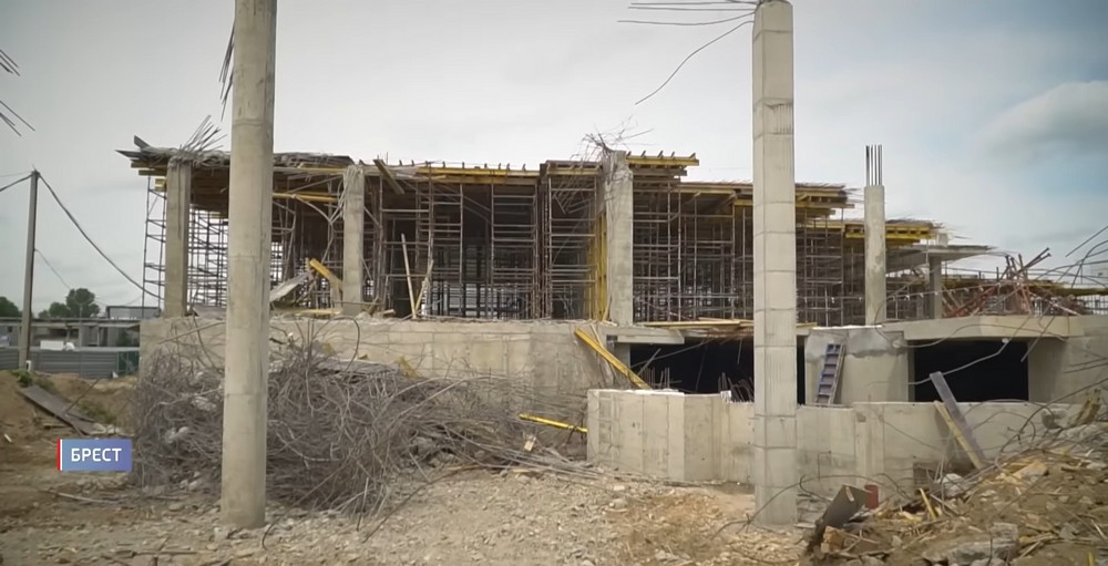 Каркас строящегося ТРЦ в Бресте после обрушения. Скриншот видео