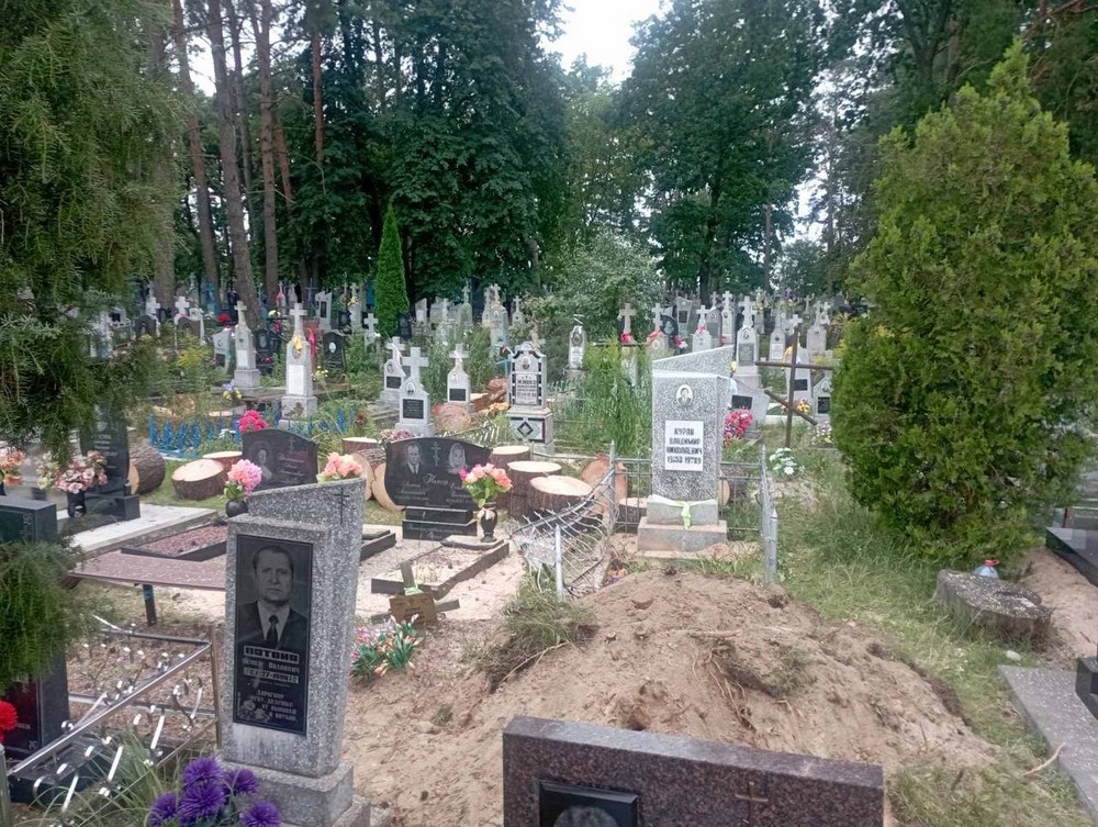 Упавшую сосну на кладбище в деревне Каменица-Жировецка убрали работники ЖКХ