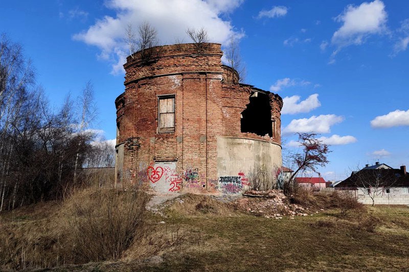 Руіны былой насоснай вежы на вуліцы Хрустальная ў Брэсце на фоне жылых дамоў