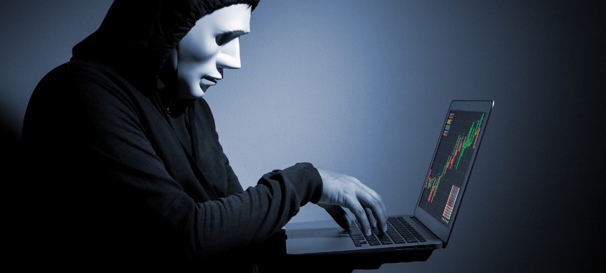 інтэрнэт-махляр глядзіць у экран кампутара