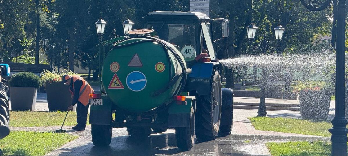 Поливомоечная машина, площадь Свободы, Брест, птицы, грязь