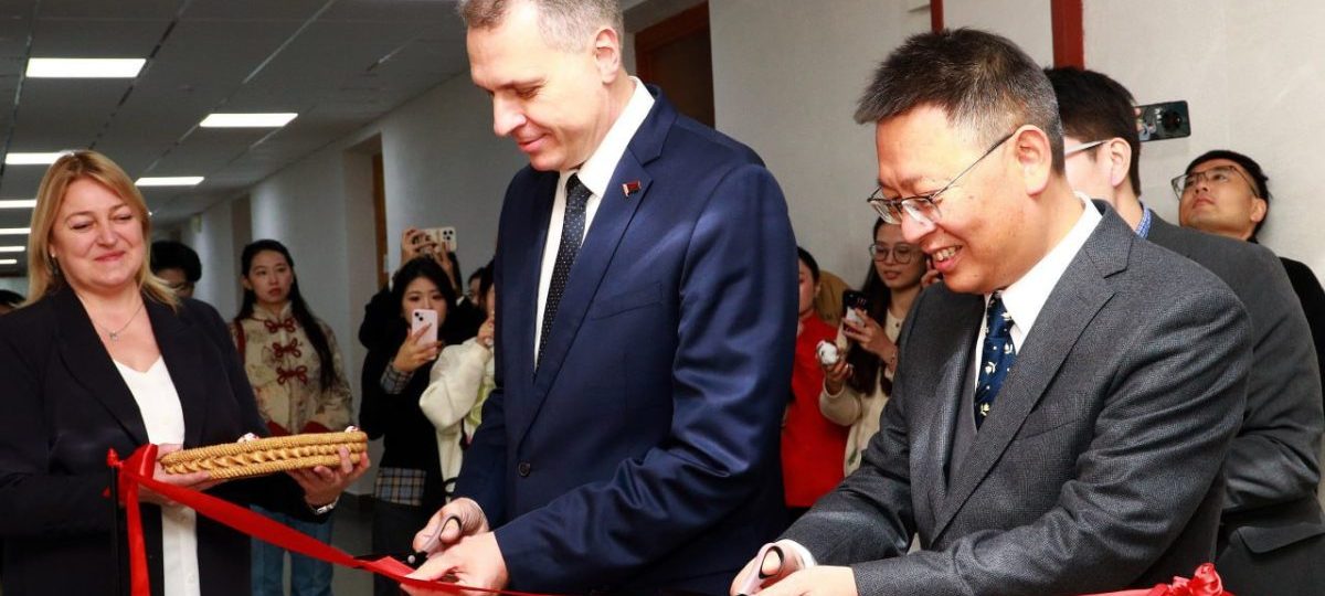 чыноўнікі на ўрачыстым мерапрыемстве