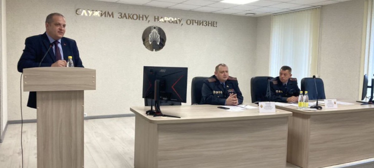 Александр Воронин слева выступает за трибуной. Фото: УВД Брестского облисполкома