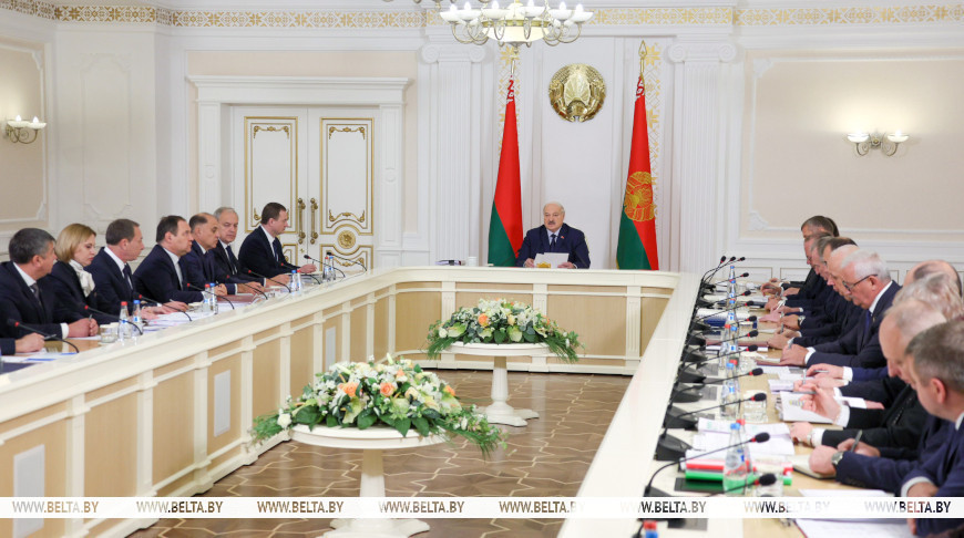 Александр Лукашенко выступает на совещании о проектах прогнозных документов на предстоящий год.