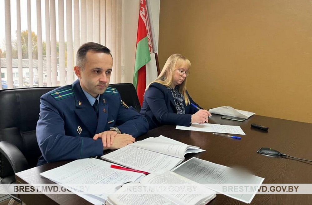 Заместитель прокурора Бреста Александр Воробей во время выездного суда в ГАИ. Фото: УВД Брестского облисполкома