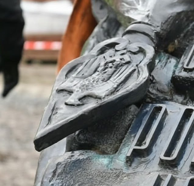 свастика на памятнике 