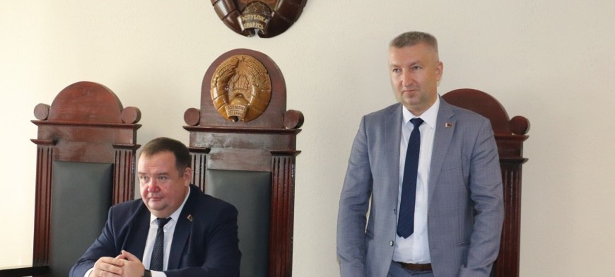 Андрей Грушко (справа) во время знакомства с коллективом суда Малоритского района