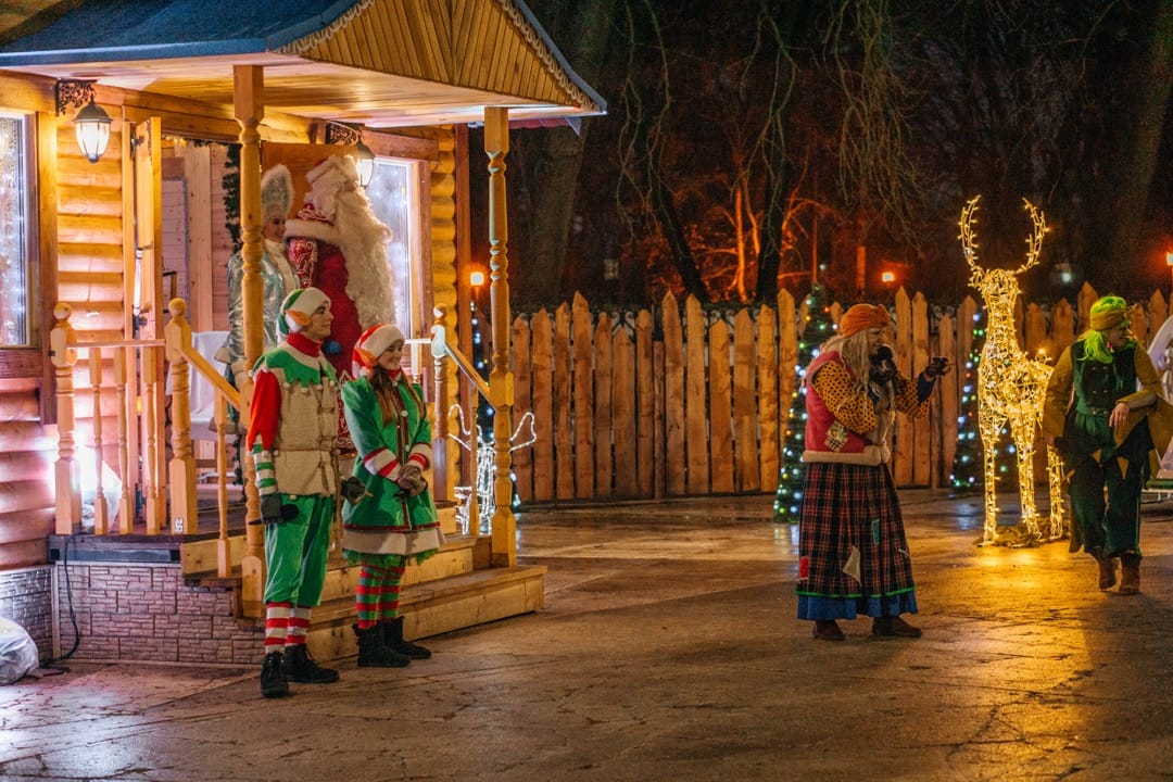 Герои представления в усадьбе Берестейского Деда Мороза.