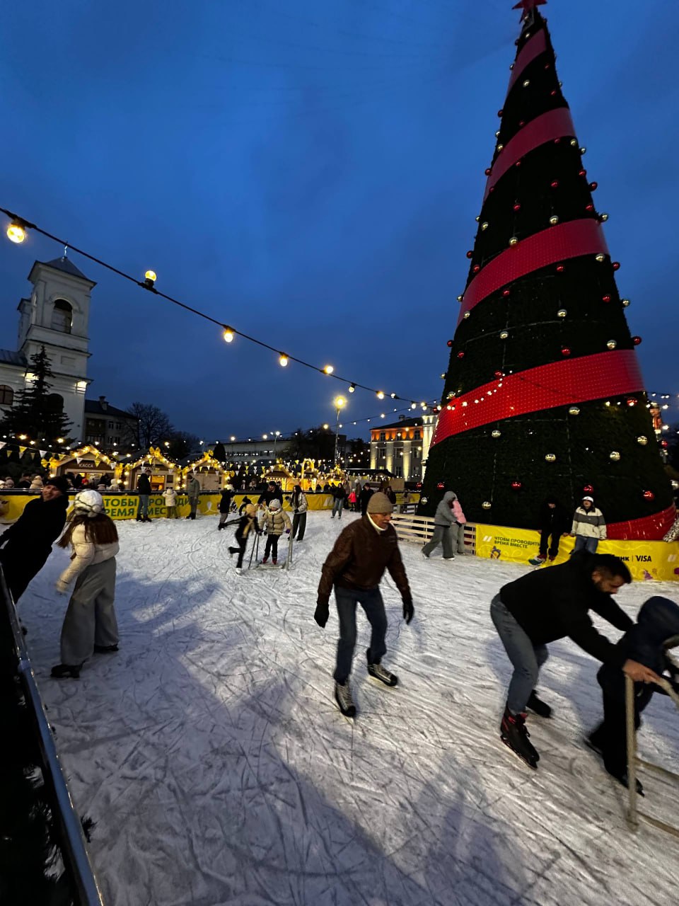 Каток на площади Ленина в Бресте.