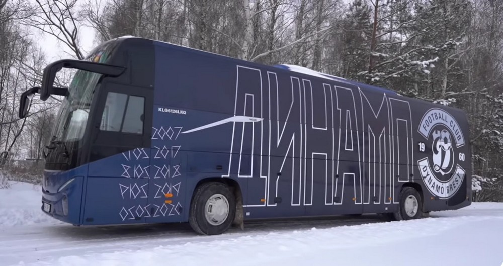 Новый автобус футбольного клуба «Динамо-Брест». Скриншот видео