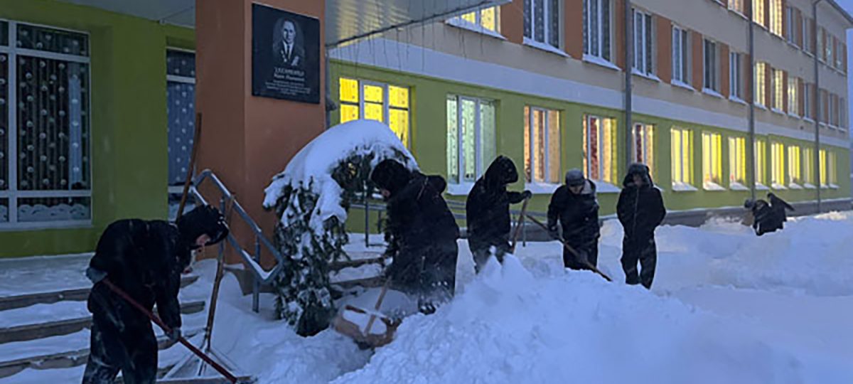 школьники убирают снег возле школы