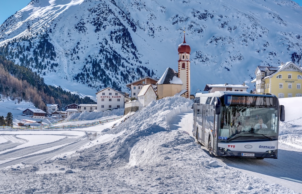 Городской автобус едет по дороге в Финляндии. 