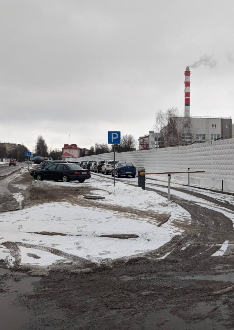 Незаконная парковка возле 558-го авиаремонтного завода в Барановичах. Фото: КГК