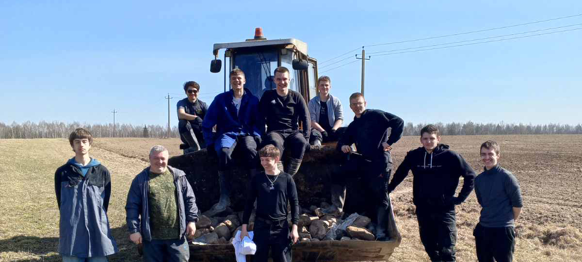 студенты в поле