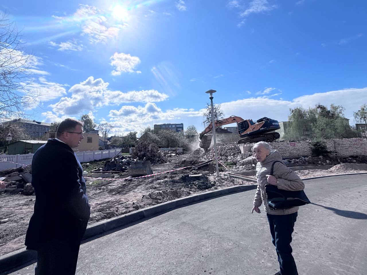 Председатель Свислочского райисполкома догоняет пожилую женщину во время своей пиар-прогулки