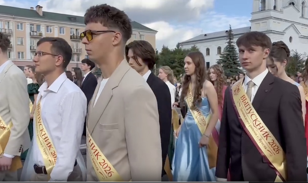 Шествие выпускников на площади Ленина в Бресте