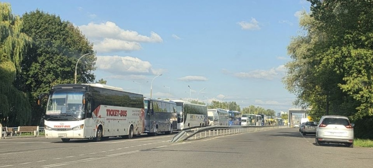 Автобусы на границе Беларуси с Польшей в пункте пропуска «Брест» в августе 2026 года. Фото из приграничных чатов