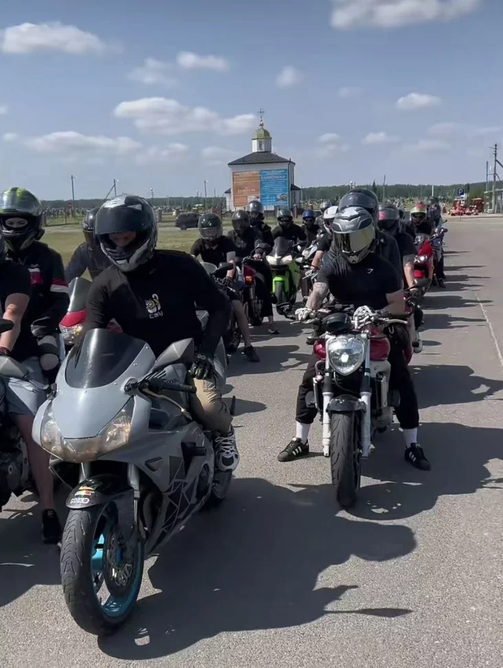 Колонна мотоциклистов на похоронах Андрея Чикуна. Скриншот видео из соцсетей