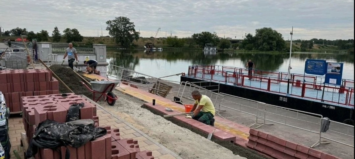 Замена старых ступенек на новые на набережной Бреста. Фото: Брестский горисполком